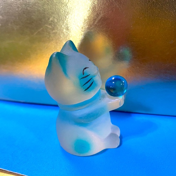 BLUE LUCKY SMILING CAT HOLING A BLUE BALL CAT HAS BLUE HIGHLIGHTS, CUTE 2” - Picture 3 of 10